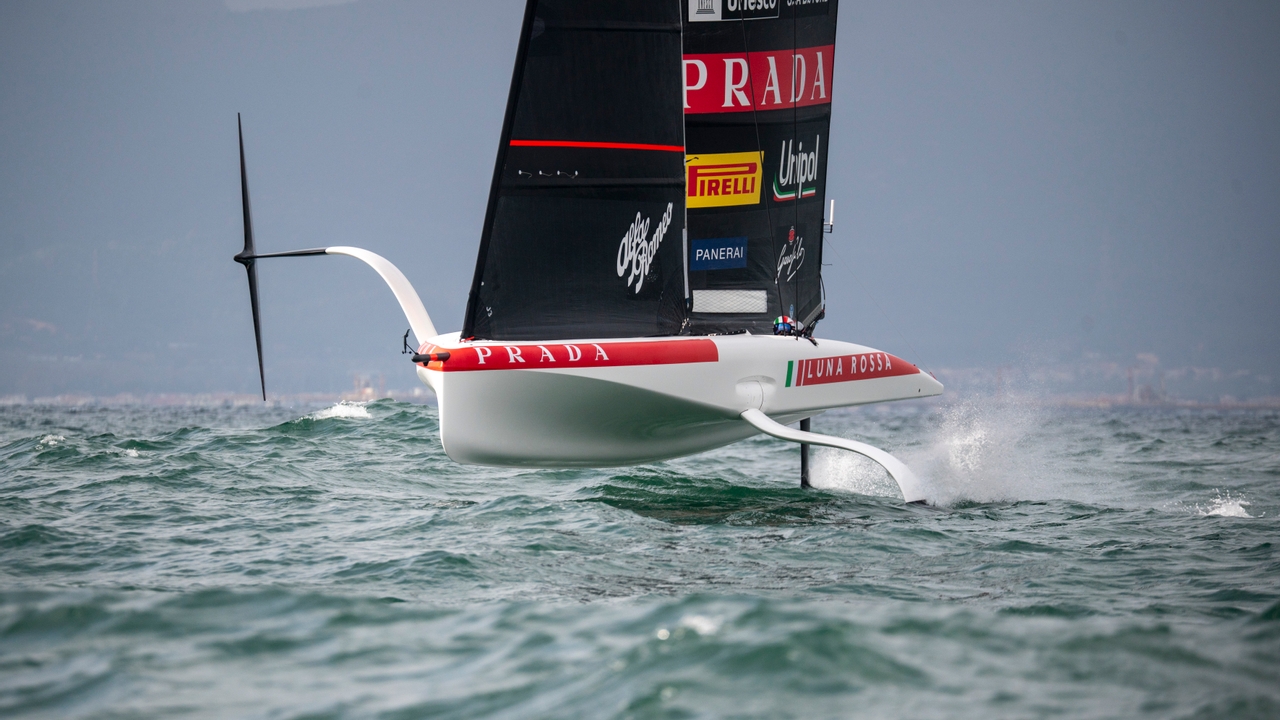 Luna Rossa AC75 foiling in the Bay of Naples