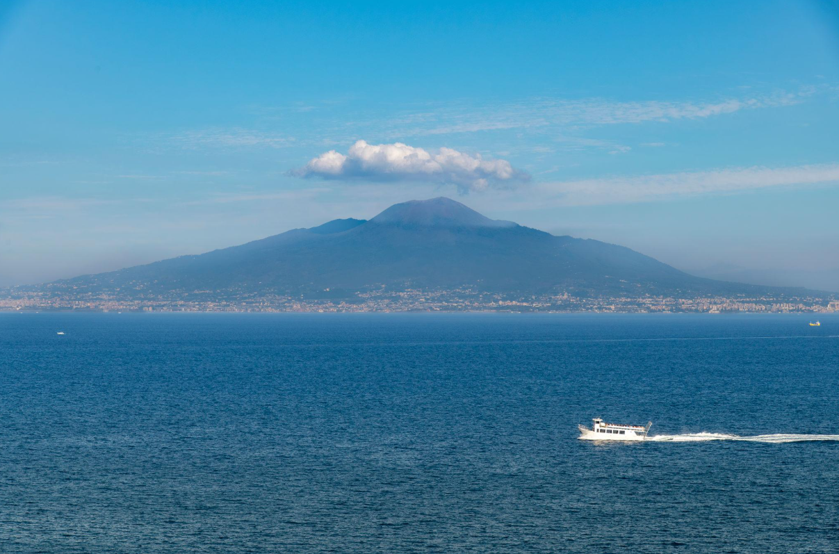 Sea Conditions in the Gulf of Naples, Month by Month - Lucatourboat